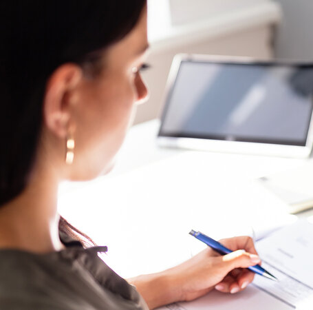 eine frau am schreibtisch die rechnungen schreibt eine frau am schreibtisch die rechnungen schreibt