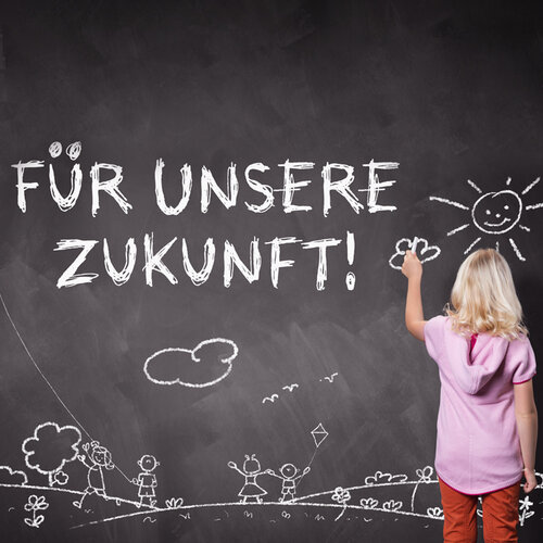 kind schreibt fuer unsere zukunft an eine tafel