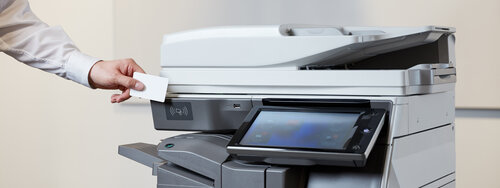 sicheres drucken durch identifikations karte an einem drucker