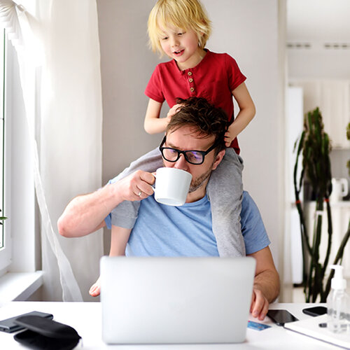 videokonferenz eines vaters aus dem homeoffice mit kind auf den schultern
